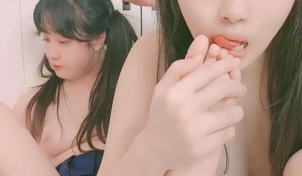 两只粉嫩可爱的小萝莉一起经常大秀，全程露脸逼逼奶子都是很嫩，舔逼舔脚玩奶子，撅着屁股爆菊花给狼友