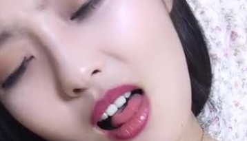 最美人妻露脸奶完孩子直播大秀，颜值高奶子大自己挤奶水吃很诱惑，骚逼特写自己抠淫水不少，渣男老公辅