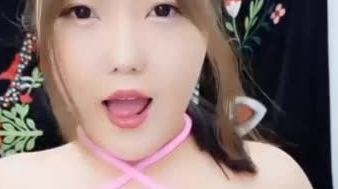 身材丰满的美女主播 和炮友啪啪大秀 一上来先口交 然后用自慰器自慰一会 把小姐姐手绑着 后入啪啪
