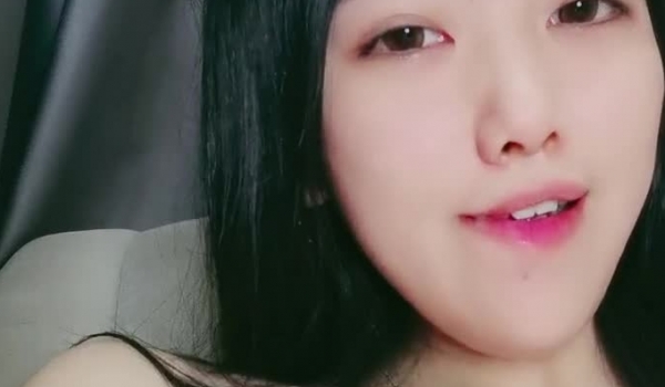 有才艺的美女主播精彩大秀，听狼友指挥火辣激情艳舞，抖奶电臀揉奶玩逼，淫声荡语互动撩骚，掰开逼逼看