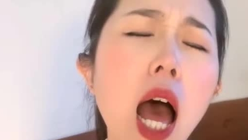 快手 最美宝妈 · 梅卓 · 下海直播，被网友认出录播了，对比下是那么骚气，还上皮鞭黑丝了，够劲
