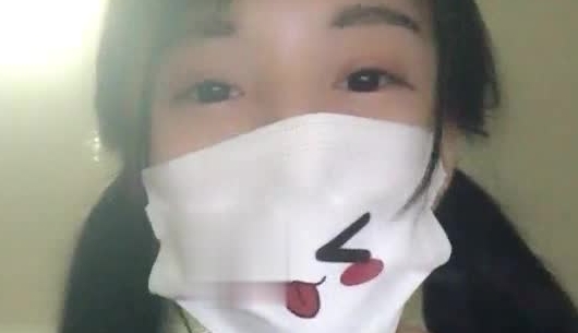 手机直播逼逼挺嫩毛毛挺多的主播道具疯狂抽插自慰