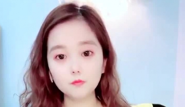 居家可爱美女主播凌晨跳蛋自慰，黑丝较小可人，蝴蝶逼粉木耳留了很多淫水
