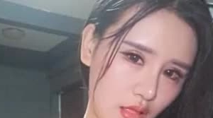 真敢玩！美女主播小酒窝长睫毛 一多自虐大秀 穿着情趣内衣玩滴蜡 直接滴小穴上 看着都疼
