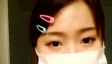 手机直播扎着两个麻花辫萌妹子学生制服椅子上道具自慰秀