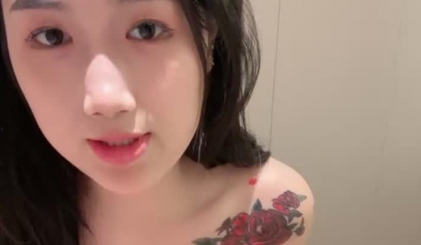 颜值不错的小少妇精彩大秀直播露脸诱惑，性感的纹身洗澡诱惑，揉奶子抠骚穴淫水多多浪叫不止