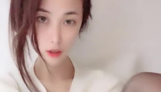 新人良家下海直播大秀，黑丝情趣诱人好身材，露脸给狼友看听指挥发骚脱光了自慰骚穴，乳交道具插逼诱惑