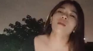 很是风骚的骚货少妇 深夜和炮友户外啪啪大秀 口交 趴在车上后入操逼 然后到车上掰开骚逼给狼友看
