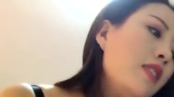 手机直播骚气大奶少妇从下往上视角自慰扣逼骚话不断呻吟诱惑