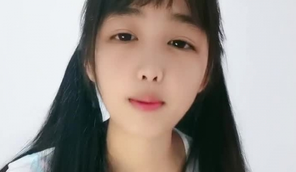 生过孩子的小萝莉还是这么可爱，露脸直播赚奶粉钱够多狼友，揉奶玩逼道具抽插，高潮冒白浆，淫声荡语互