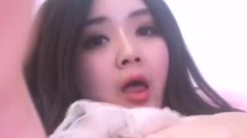 新来的爆乳女友陪你过情人节，玩的很开露脸直播，大奶子真带劲自己舔奶头，道具插骚逼浪叫让你看表情真