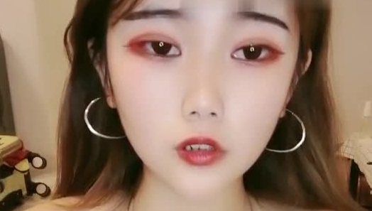 颜值好高的女神小姐姐，全程露脸大秀直播，无毛骚逼大耳环看着很纯没想到这么骚，大黑牛自慰骚穴特写呻