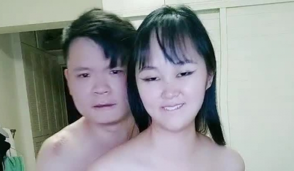 勾魂小萌妹露脸跟小哥激情啪啪大秀直播，深喉大鸡巴，让小哥床上床下多体位边亲边草，主动上位前后抽插
