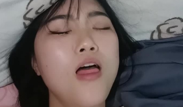 很真实的白丝小少妇露脸跟小哥激情啪啪大秀直播，舔弄大鸡巴深喉，激情上位让小哥抓着奶子无套爆草射肚