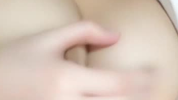 年轻嫩的出水嫩妹主播仙女小甜甜 一多自慰大秀 逼逼很嫩很粉水也很多 很是诱人