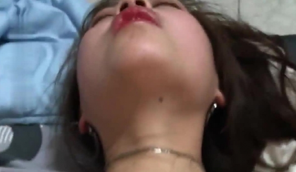 《百度云泄密》单位聚餐小伙灌醉刚刚参加工作的美女同事 带回出租屋各种姿势啪啪