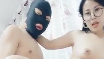 长发飘飘的美少妇 黑框眼镜 戴着护士帽 炮友家里啪啪大秀 口交 掰开腿站着后入式插逼 女上位操逼