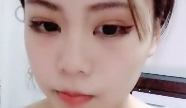 短发妹子，被强壮男友推到传教士一顿操，年轻耐力好，狠狠耕耘，操到射精，不过瘾继续跳蛋自慰