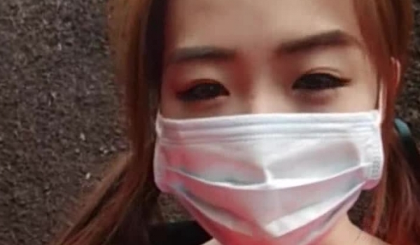 红衣大奶妹主播直播一女2男郊外野战 露奶舔机巴
