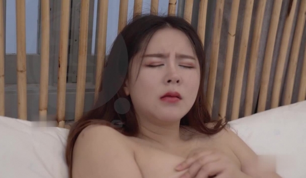 【首发推荐】麻豆国产AV佳作MD0054-巨乳业主深夜淫叫淫水直流 小区物业报复女业主强上实录