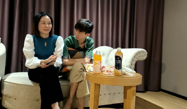 瘦子约炮美容院良家少妇，各种姿势叫声很大