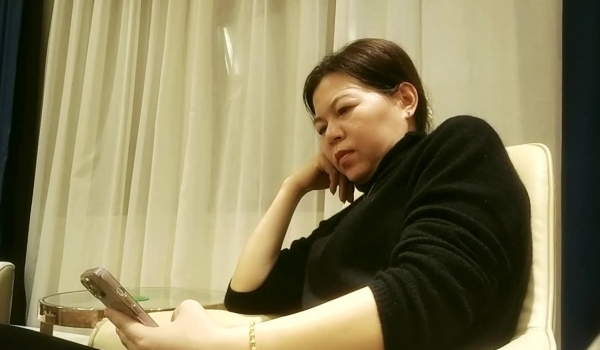 泡良最佳教程，【良家故事】，人妻出轨成瘾，惨遭偷拍，背着老公孩子偷情，淫荡不堪肆意放纵，对白精彩