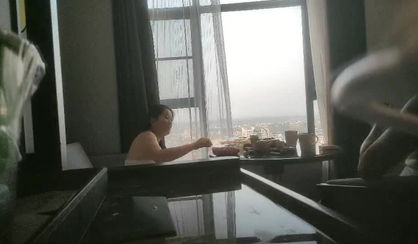 【良家故事】，跟着大神学泡良，一步步走进人妻寂寞的心灵，话术大佬，同时三女聊天，气质佳高个子人妻