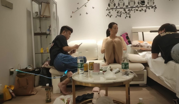 【专约老阿姨】，今夜来新人，精神小伙兄弟俩都来了兴致，沙发脱光抠穴挑逗，狂干骚穴水汪汪