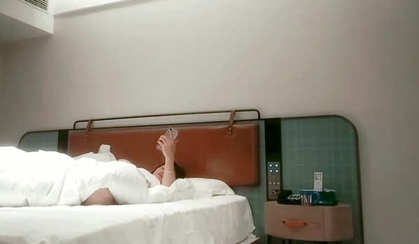 【良家故事】，泡良最佳教程，同时四个人妻在线聊，选妃般约炮，做爱疯狂饥渴，找寻难得的激情