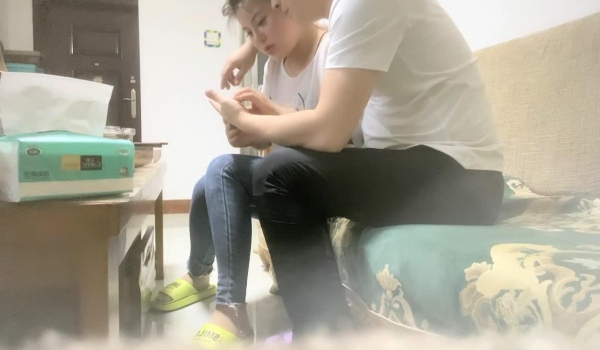 【佳人有约】，尿哥泡良，新人有几分姿色，吃完火锅洗澡，贴心吹头发，沙发上拽开内裤插入