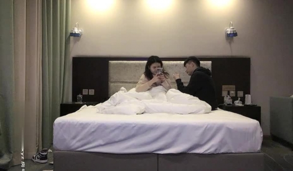 【666绿帽白嫖良家】酒店开房操良家，小姐姐大胸乖巧还沉浸在热恋幻想中，后入无套内射