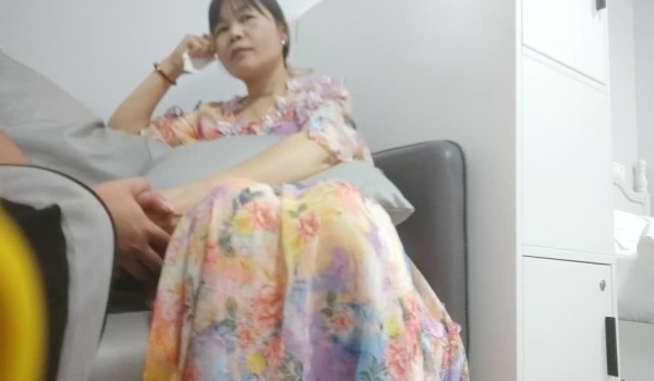 【胖子传媒工作室】，改行泡良，专猎人妻熟女，大奶姐姐今夜来相伴，白皙肉体被小伙满足中