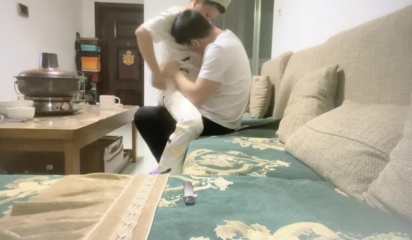 【佳人有约】，尿哥泡良，新人有几分姿色，吃完火锅洗澡，贴心吹头发，沙发上拽开内裤插入