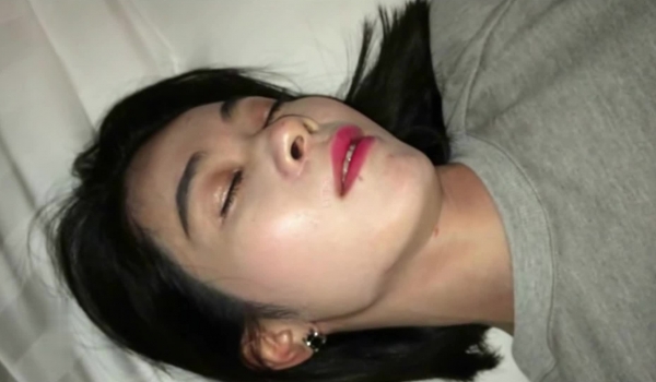 强奸魔下药迷翻公司里的刚刚结婚 ️极品女同事各种姿势操翻她的大黑B