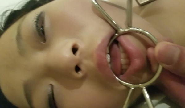 零零后小美女和网友面基吃宵夜被灌醉酒店开房玩弄开口锁强行口交骚B抽烟尝美丝足