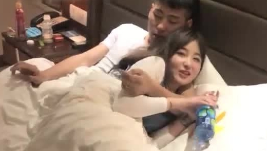 未流出经典，【91约妹达人】偷拍 真实网聊，约炮嫩良家，酒店开房打牌，连续搞了几天，灌醉两妹子 
