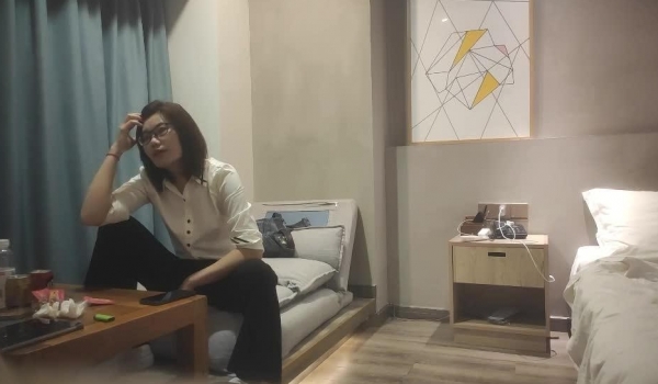 【熟女探花】，知性美少妇，欲拒还迎，羞涩与妩媚并存，淫声浪语挑逗小伙，对白精彩有趣