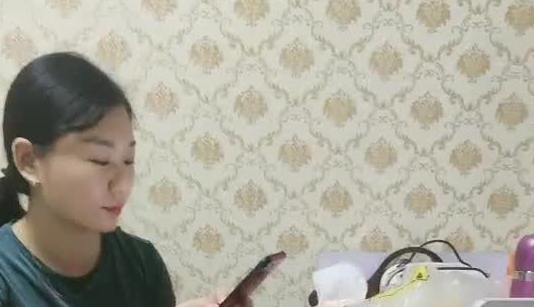 【探花哟】套路达人 勾搭小少妇 忽悠来闺蜜双飞 到家中啪啪尽享齐人之福 旁边还有婴儿车 对白有趣