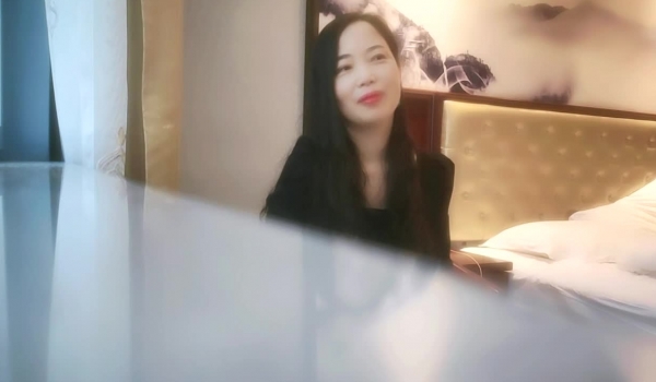 【良家故事】偷拍 网恋 中年良家妇女收割机，人妻出轨，有聊天记录，酒店脱光享受偷情