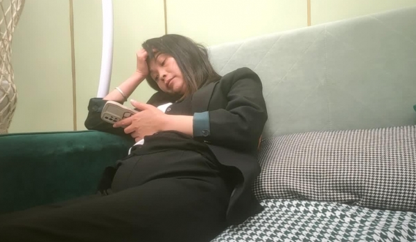 原胖子传媒工作室，良家少妇微醺之下脱光上床，骚逼欲拒还迎