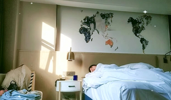 良家故事偷拍网恋中年良家妇女收割机白毛衣少妇