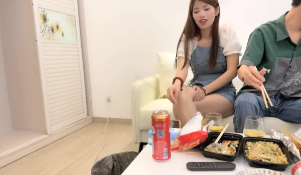 【瘦猴先生探花】，新人良家，小姐姐挺漂亮，酒足饭饱，强迫推倒，逼逼粉做爱配合