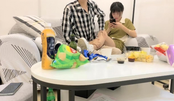 【瘦猴先生探花】，泡良佳作，良家人妻，无套内射这个厉害，小逼逼清晰可见