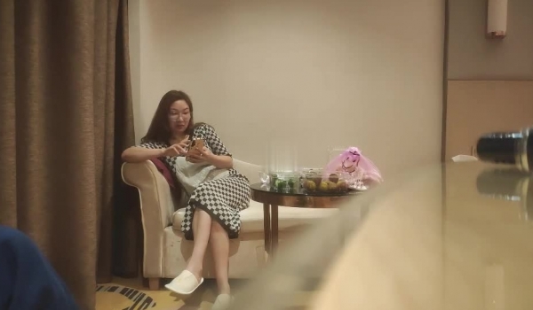 ️【良家故事】偷拍.良家妇女收割机 水多长发眼镜女~骚！好畅快 男主直说眼镜骚女好会喷 床都被喷
