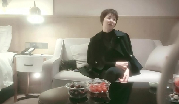 【良家故事】偷拍 网恋 中年良家妇女收割机，知性小学语文老师，浅聊几句推倒开操骚逼