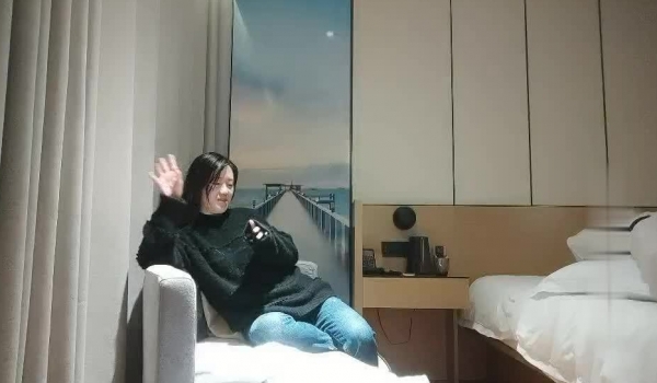 钢铁直男约炮达人【狼团探花】真实约操丰乳肥臀眼镜骚货良家 午夜第二炮 无套单扛腿猛操浪叫