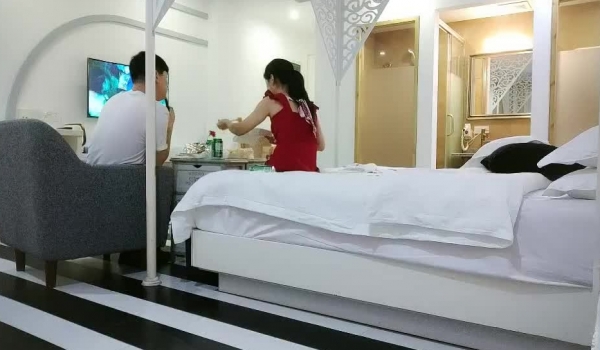 爱情故事良家红衣御姐酒店开房聊天软磨硬上拖到内裤要硬上吵起来离开翻车