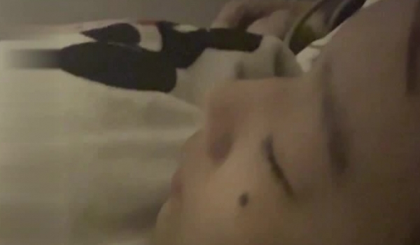 最新【超级刺激】迷奸MJ 长腿丝袜御姐，下药让她睡的死死的 还打唿噜，怎么玩也不醒，丝足美腿玩够