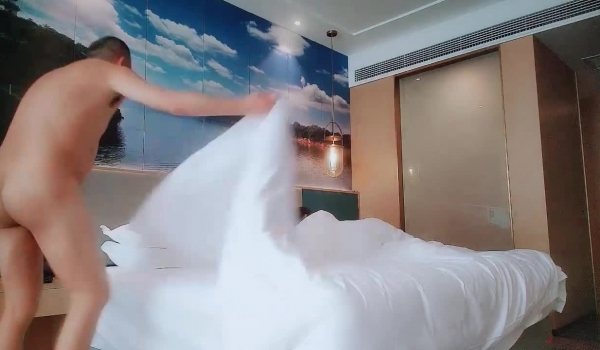 泡良最佳教程，【良家故事】，风韵犹存的知性美人妻，外表看着贤良淑德的正派模样，脱光浪叫就数她叫的