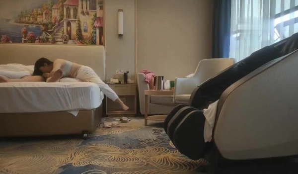 【良家故事】，跟着大神学泡良，大高个人妻，山东妹子，一旦决定出轨了真饥渴，连搞两炮好好满足下骚逼